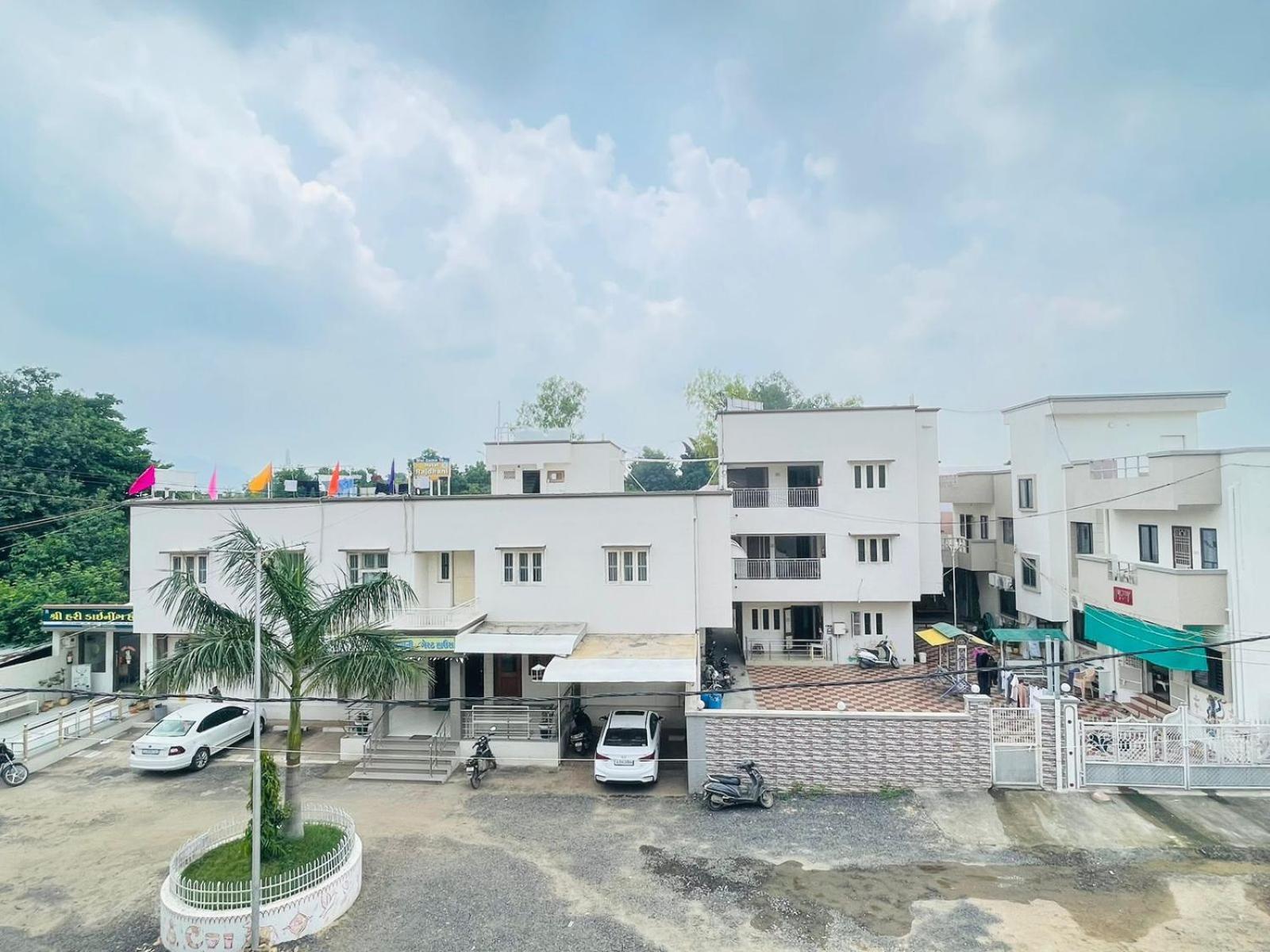 Hotel Rajdhani And Guest House Gujarat - Best Family Hotel In Halol Near Pavagadh And Halol Gidc Eksteriør bilde