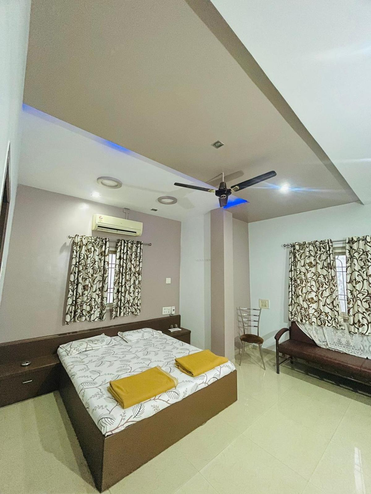 Hotel Rajdhani And Guest House Gujarat - Best Family Hotel In Halol Near Pavagadh And Halol Gidc Eksteriør bilde