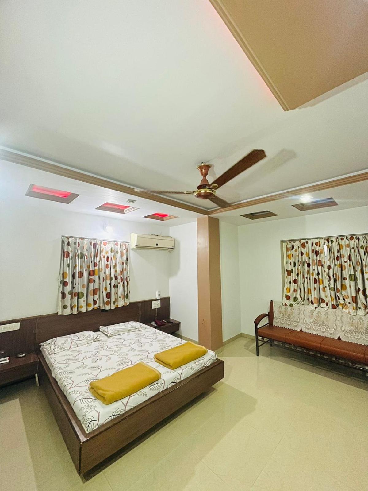 Hotel Rajdhani And Guest House Gujarat - Best Family Hotel In Halol Near Pavagadh And Halol Gidc Eksteriør bilde