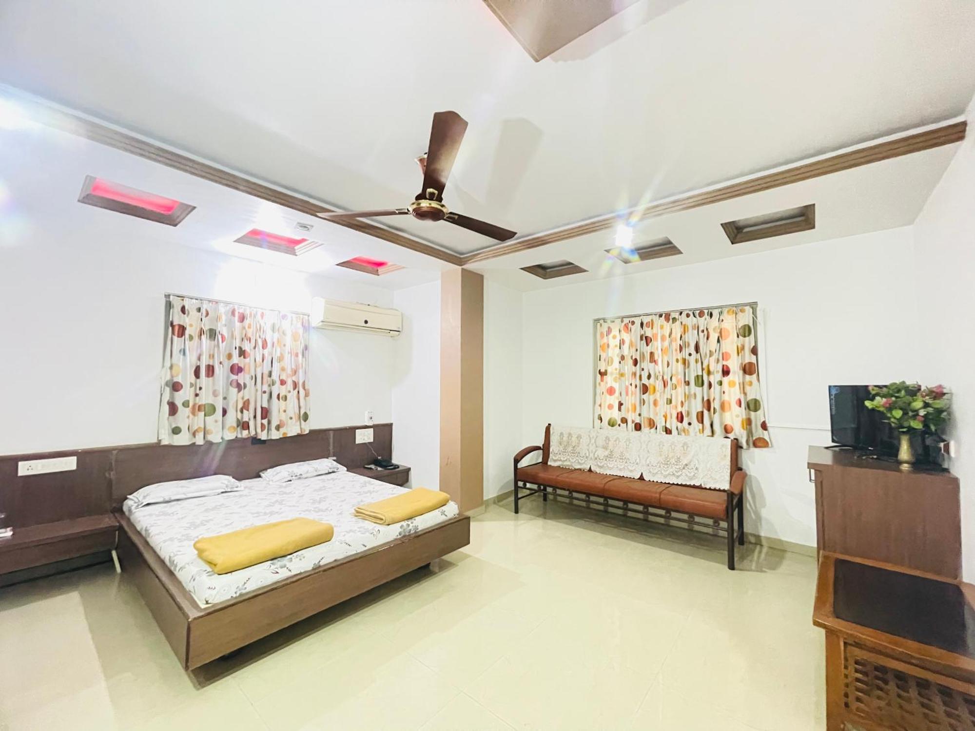 Hotel Rajdhani And Guest House Gujarat - Best Family Hotel In Halol Near Pavagadh And Halol Gidc Eksteriør bilde