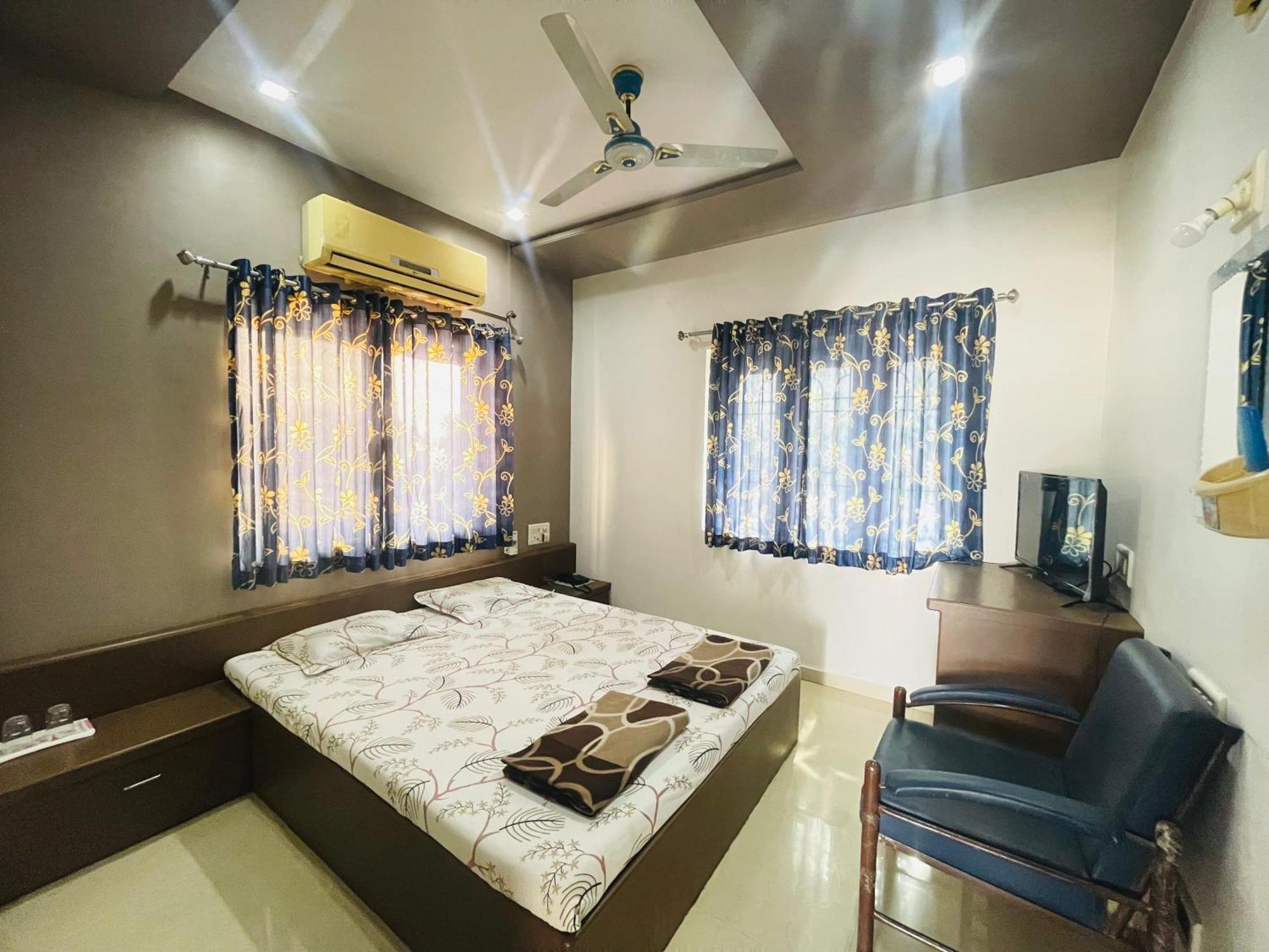 Hotel Rajdhani And Guest House Gujarat - Best Family Hotel In Halol Near Pavagadh And Halol Gidc Eksteriør bilde